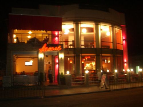 Ресторан Ассоль в центре курорта Затока ночь фото
